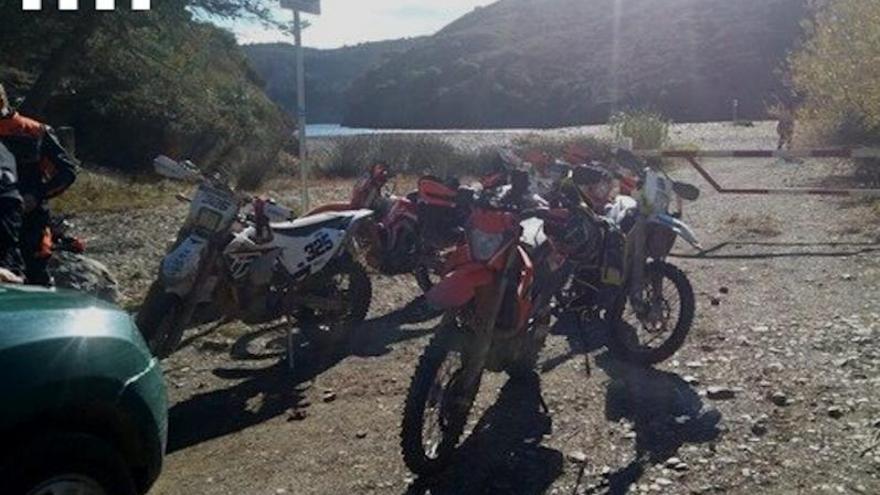 Les motos interceptades a Cala Jóncols, a Roses. | AGENTS RURALS