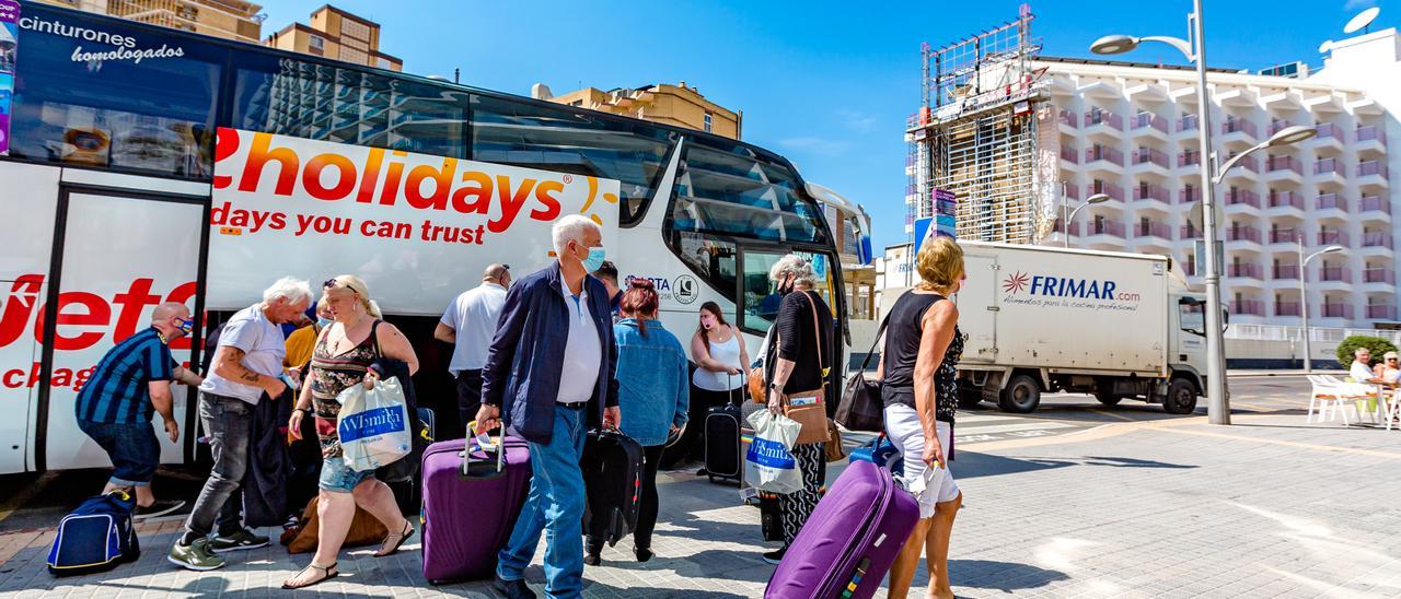 Británicos recogen sus maletas a su llegada a un hotel de Benidorm, días atrás.