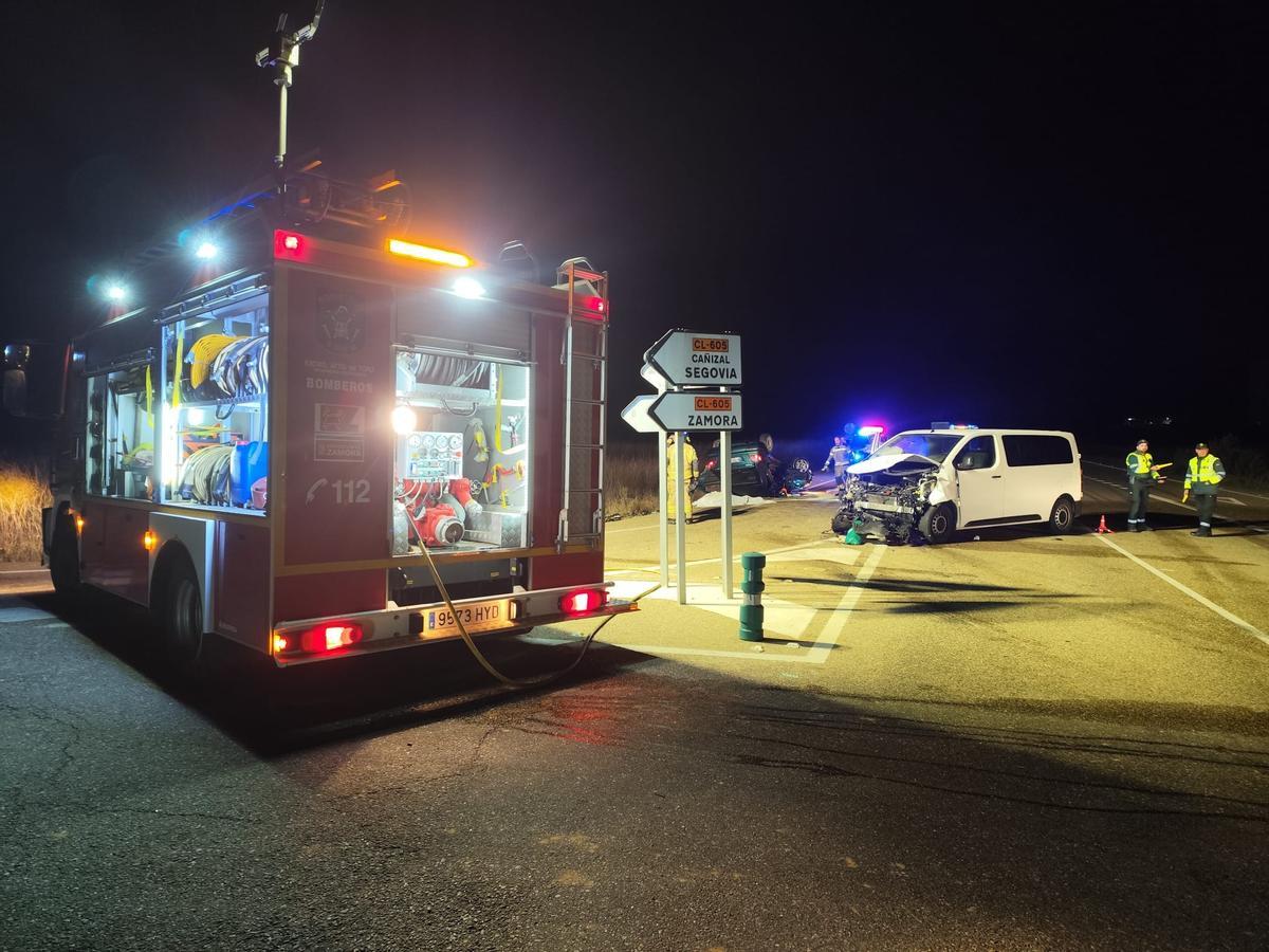 Un hombre de 60 años muere en Fuentesaúco tras chocar su coche contra una furgoneta.