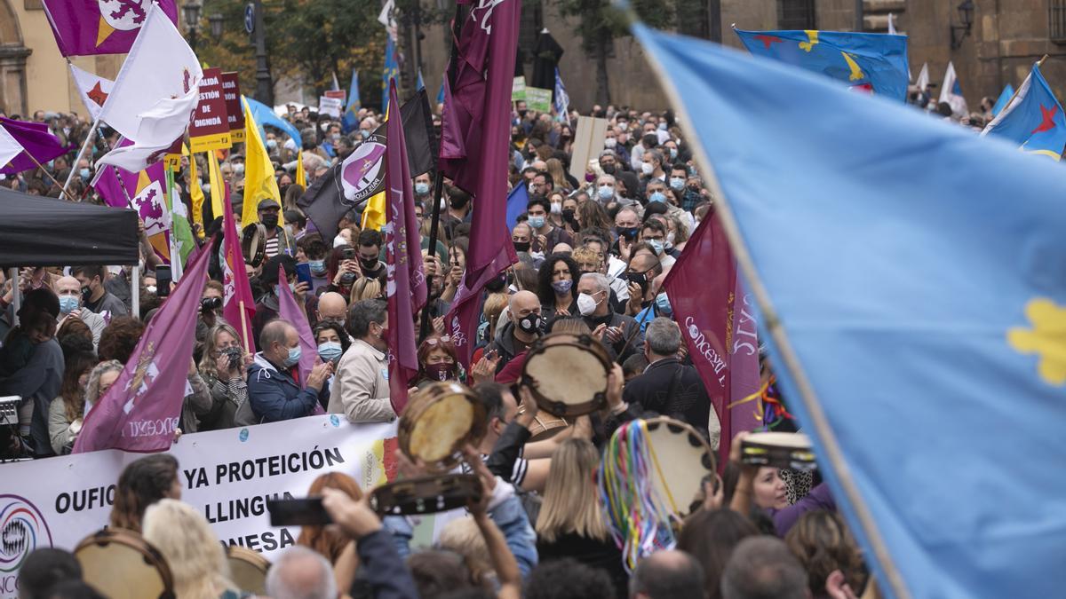 Los partidarios de la cooficialidad del asturiano se manifiestan en Oviedo