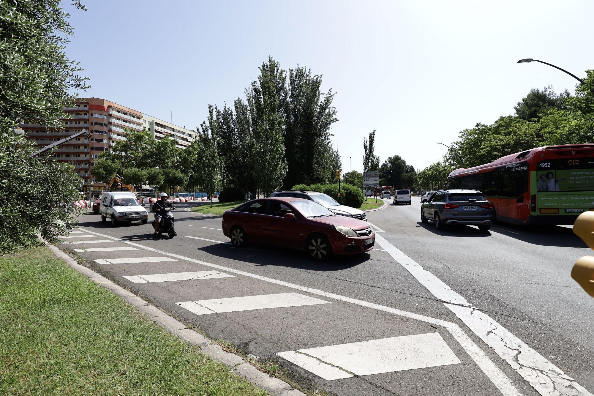 En imágenes | Las obras en el Huerva provocan cortes en el tráfico en Camino Las Torres