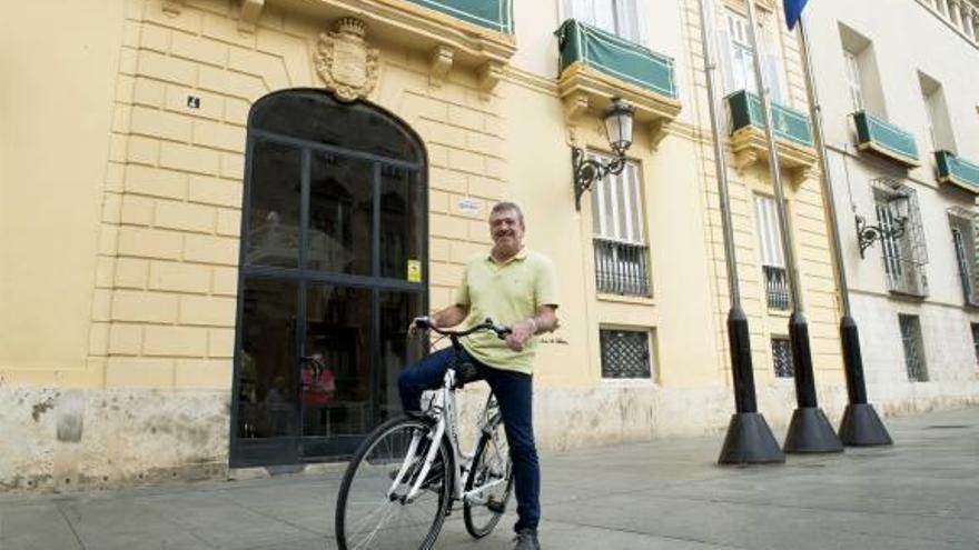 A pedaladas de una sede a otra de la diputación