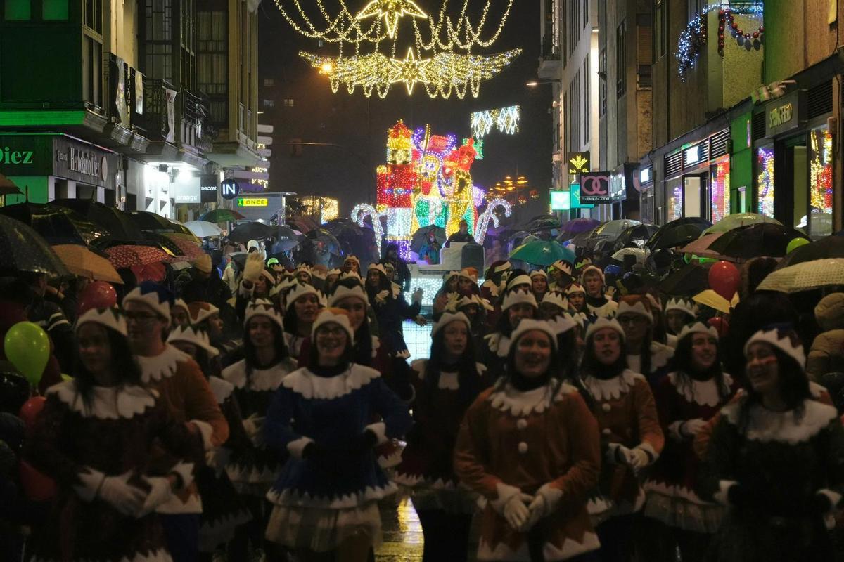 Papá Noel y la Cabalgaza desafían a la lluvia y vuelve a llenar las calles de Zamora