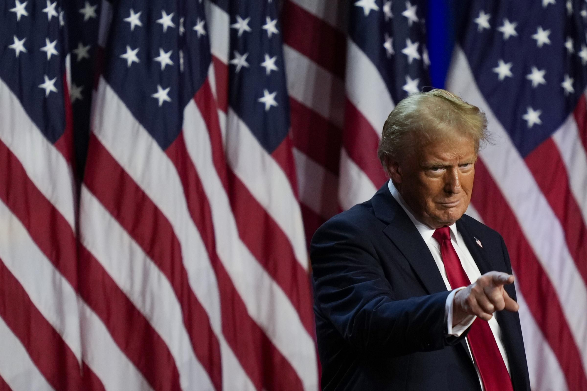 Republican presidential nominee former President Donald Trump points to the crowd at an election night watch party, Wednesday, Nov. 6, 2024, in West Palm Beach, Fla. (AP Photo/Julia Demaree Nikhinson) Associated Press / LaPresse Only italy and Spain. EDITORIAL USE ONLY/ONLY ITALY AND SPAIN