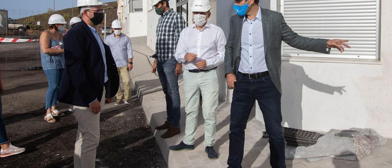 Visita de los responsables municipales a las obras de construcción de las viviendas de El Tablero.