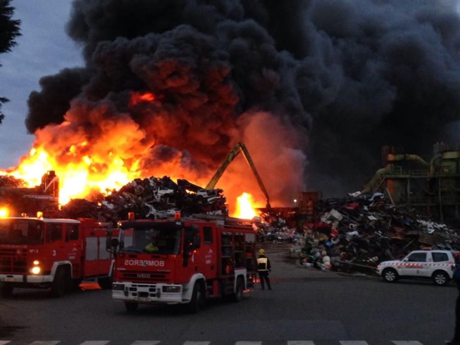 Incendio en una empresa de desguace de Gijón