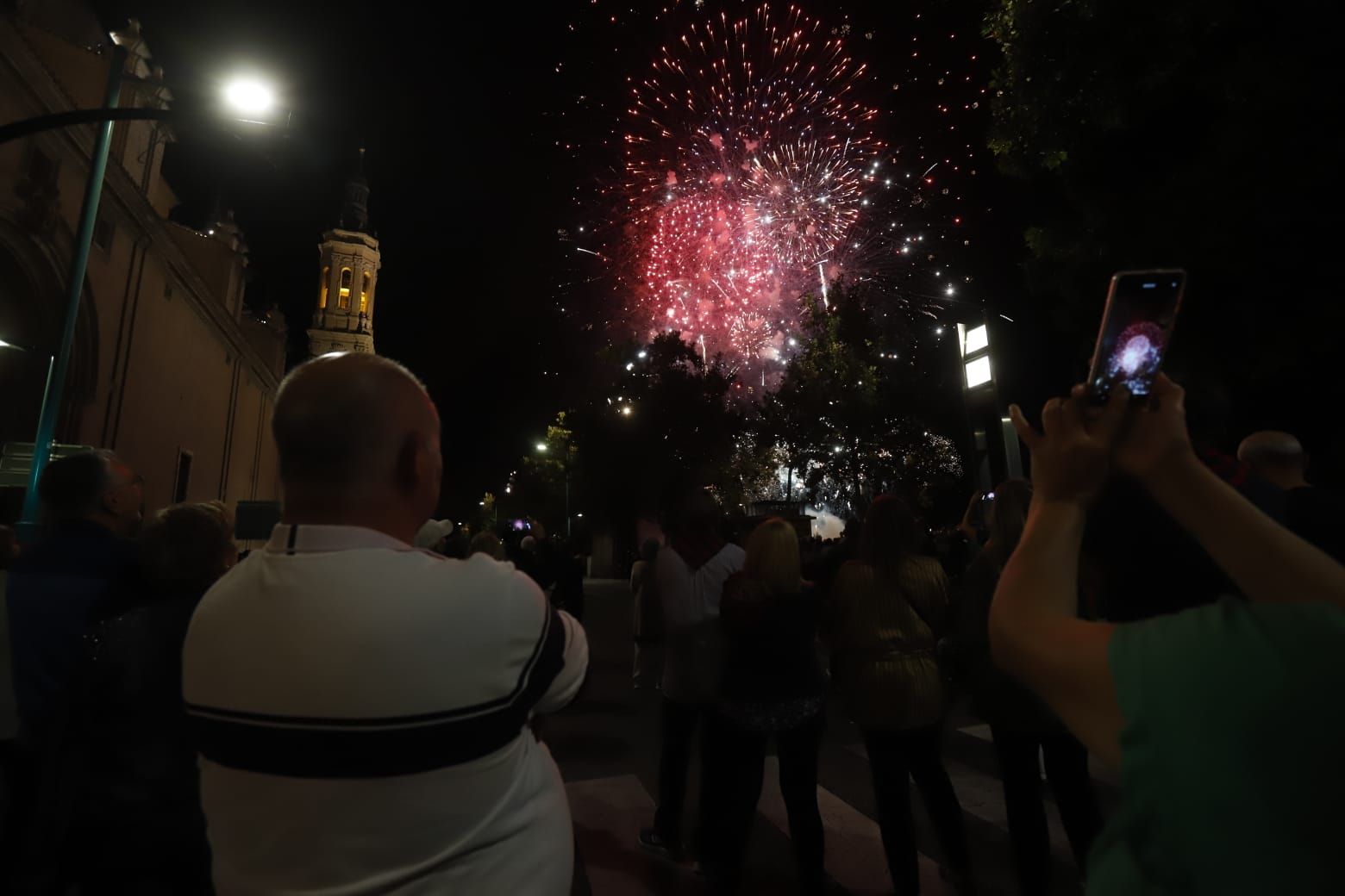 Los fuegos artificiales marcan el fin de las Fiestas del Pilar