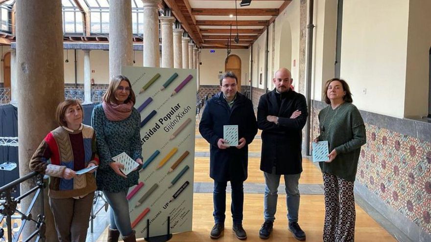 Por la izquierda, Griselda Coro, Liliana Fernández, Manuel Ángel Vallina, Miguel Barrero y Leonor Entrialgo, ayer, en el Antiguo Instituto.