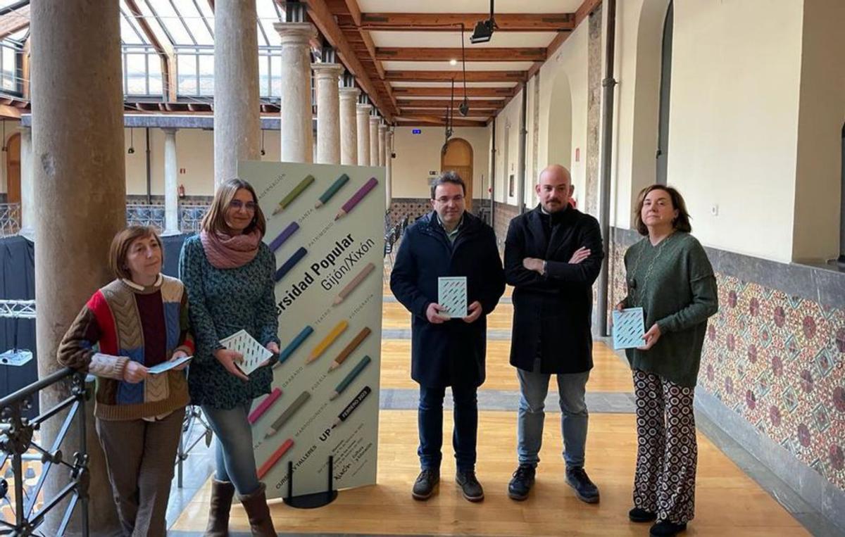Por la izquierda, Griselda Coro, Liliana Fernández, Manuel Ángel Vallina, Miguel Barrero y Leonor Entrialgo, ayer, en el Antiguo Instituto.