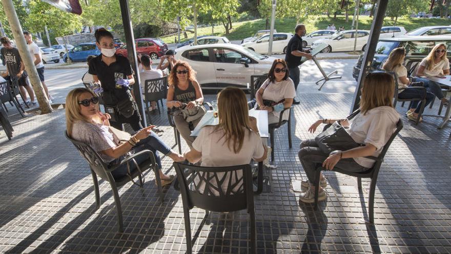 Gent a la terrassa del Bar Frankfurt Cal Xavi a Manresa