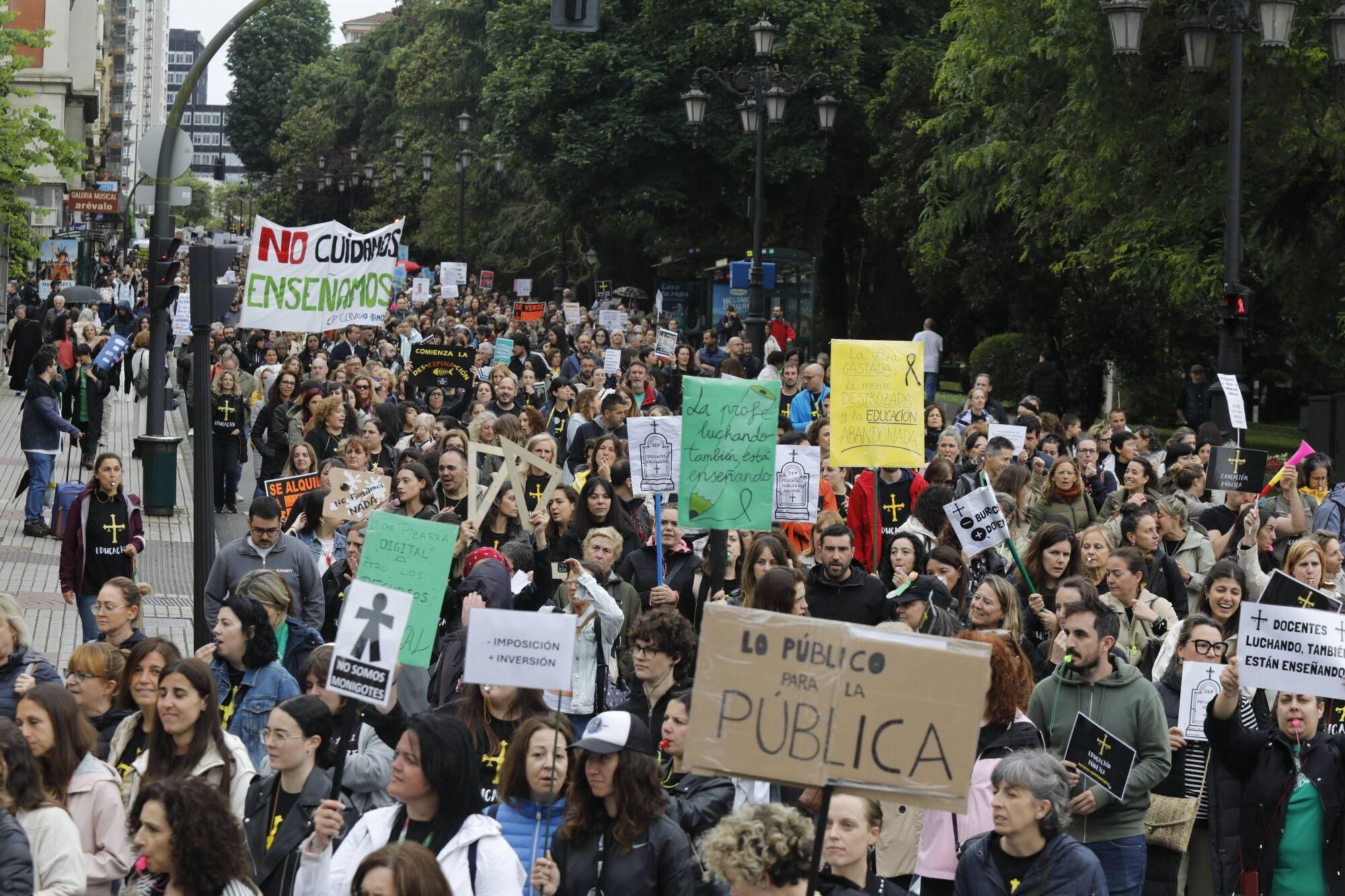 EN IMÁGENES: Nueva manifestación masiva de los docentes, que acabó en la Junta General 