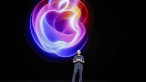 El director ejecutivo de Apple, Tim Cook, durante la WWDC 2024.