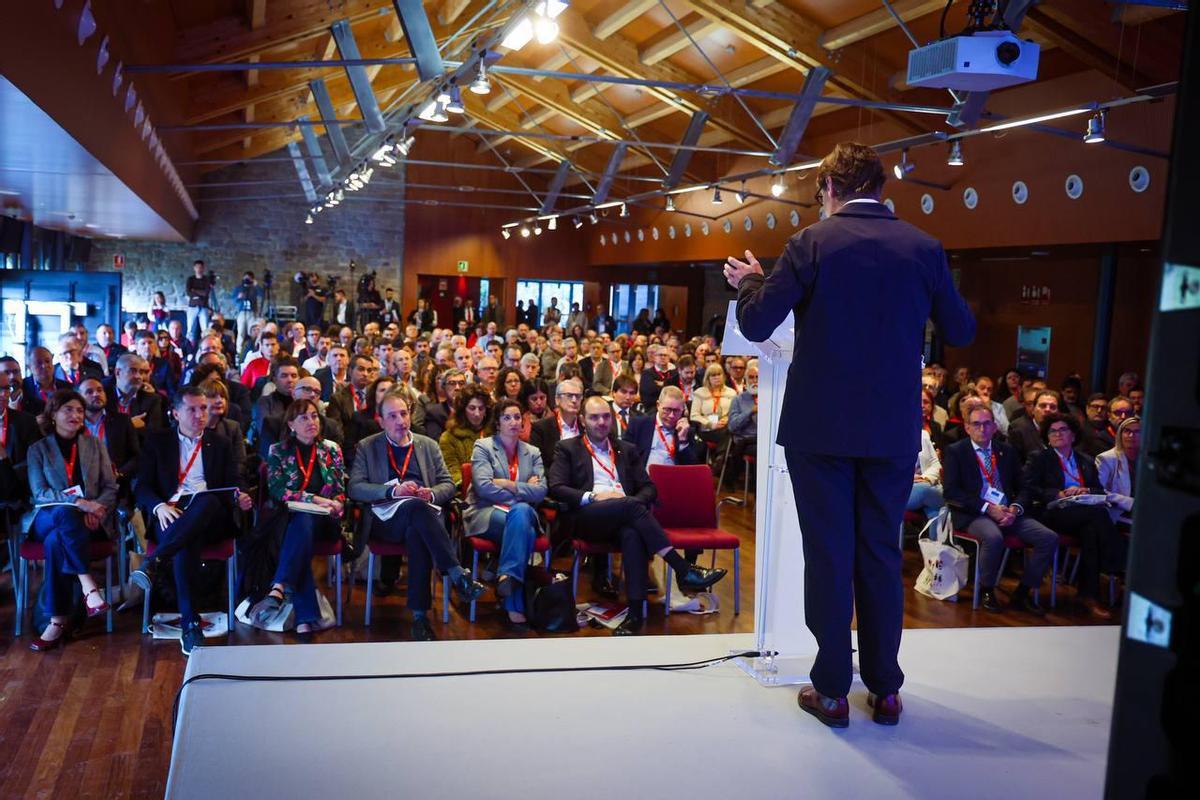 El president de la Generalitat, Salvador Illa, durante su discurso ante los alcaldes