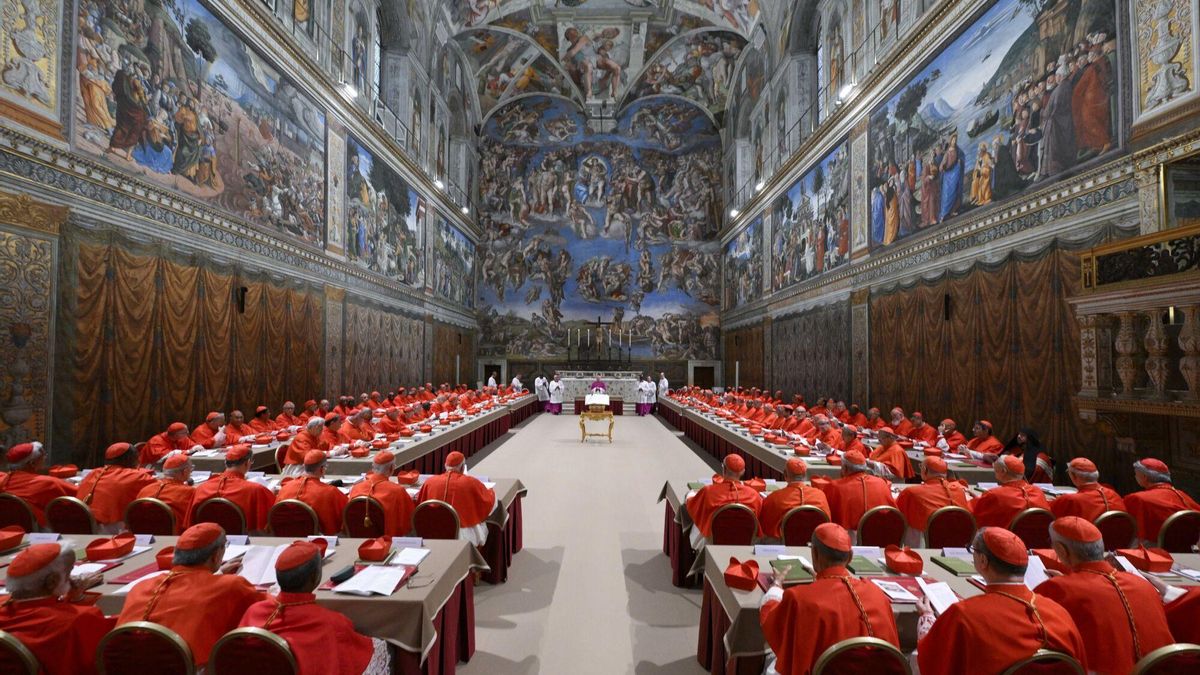 Las imágenes del cónclave por dentro: los cardenales en la Capilla Sixtina