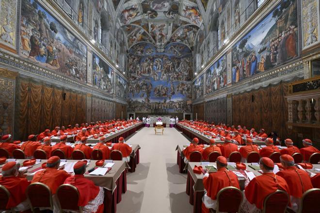 Las imágenes del cónclave por dentro: los cardenales en la Capilla Sixtina