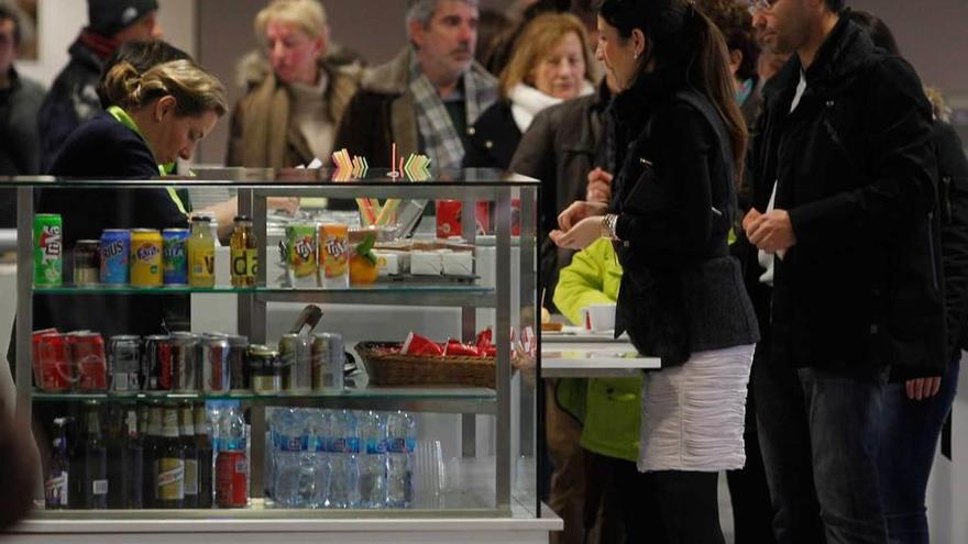 Usuarios de la cafetería del HUCA.