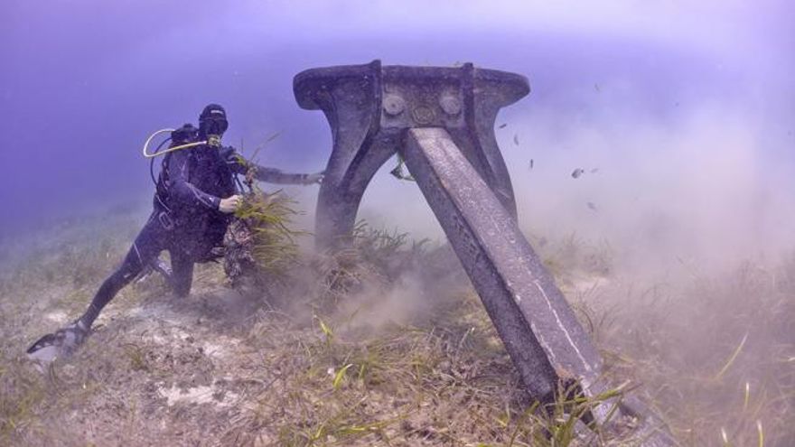 Ancla de un megayate arrasando una pradera de posidonia en 2011.