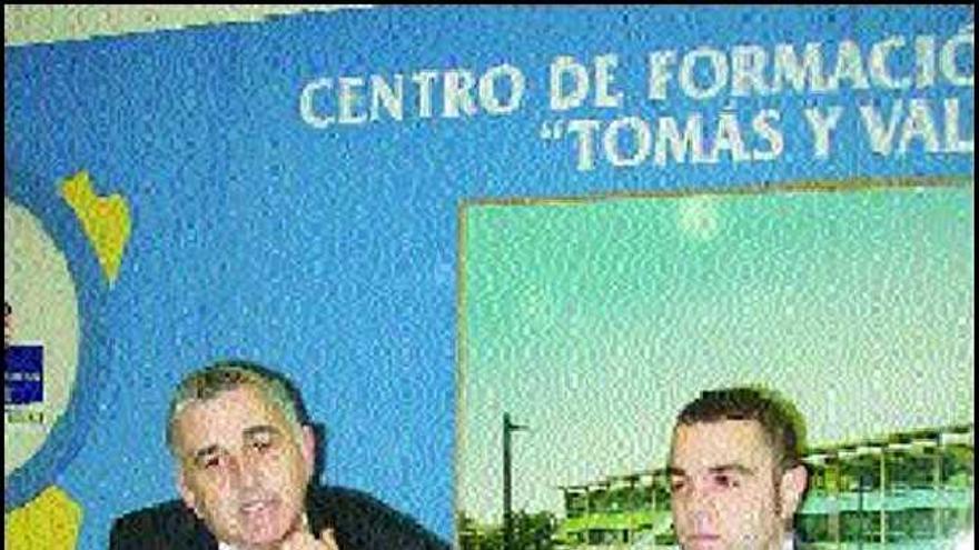 José Luis Vega e Iván Fernández, ayer, en el centro Tomás y Valiente.