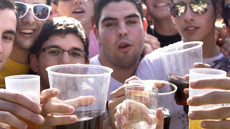 Jóvenes durante un &#039;macrobotellón&#039; en Sevilla el pasado 25 de marzo