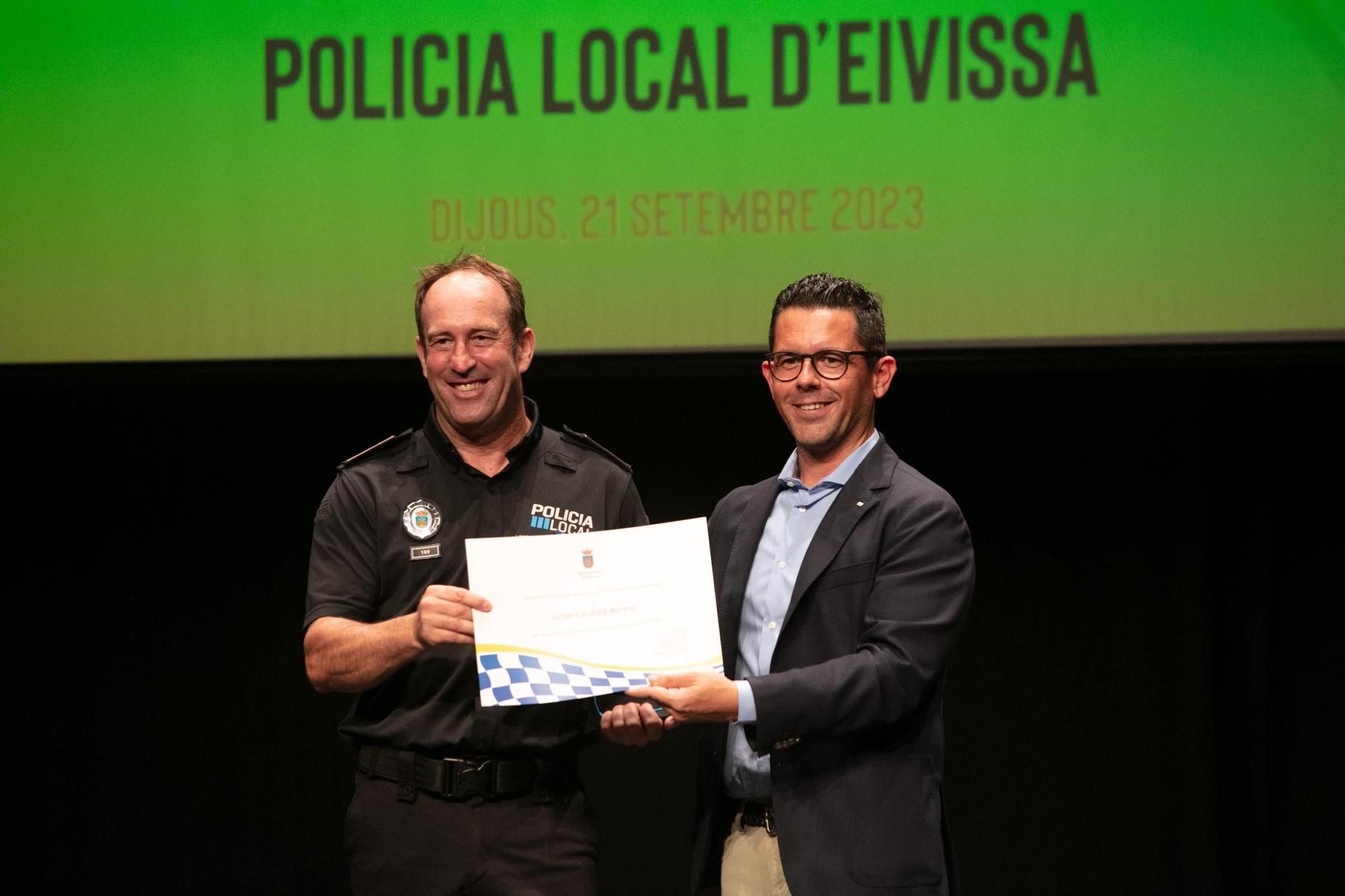 Mira aquí todas las fotos del acto de reconocimiento de 30 años de servicio a 30 policías de Ibiza