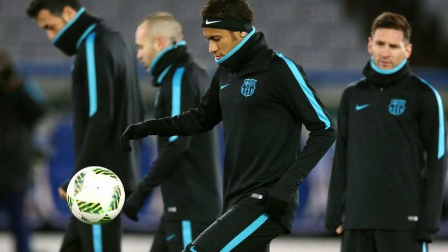 Neymar da toques al balón con Messi al fondo.
