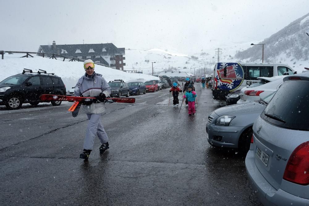 Multitud de esquiadores en Pajares en el domingo tras el temporal de nieve.