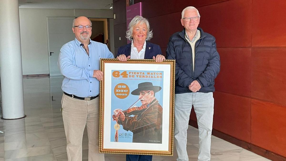 La concejala delegada de Servicios Operativos, Playas y Fiestas, Teresa Porras, acompañada por el presidente de la Federación de Pandas de Verdiales, José María Cuenca