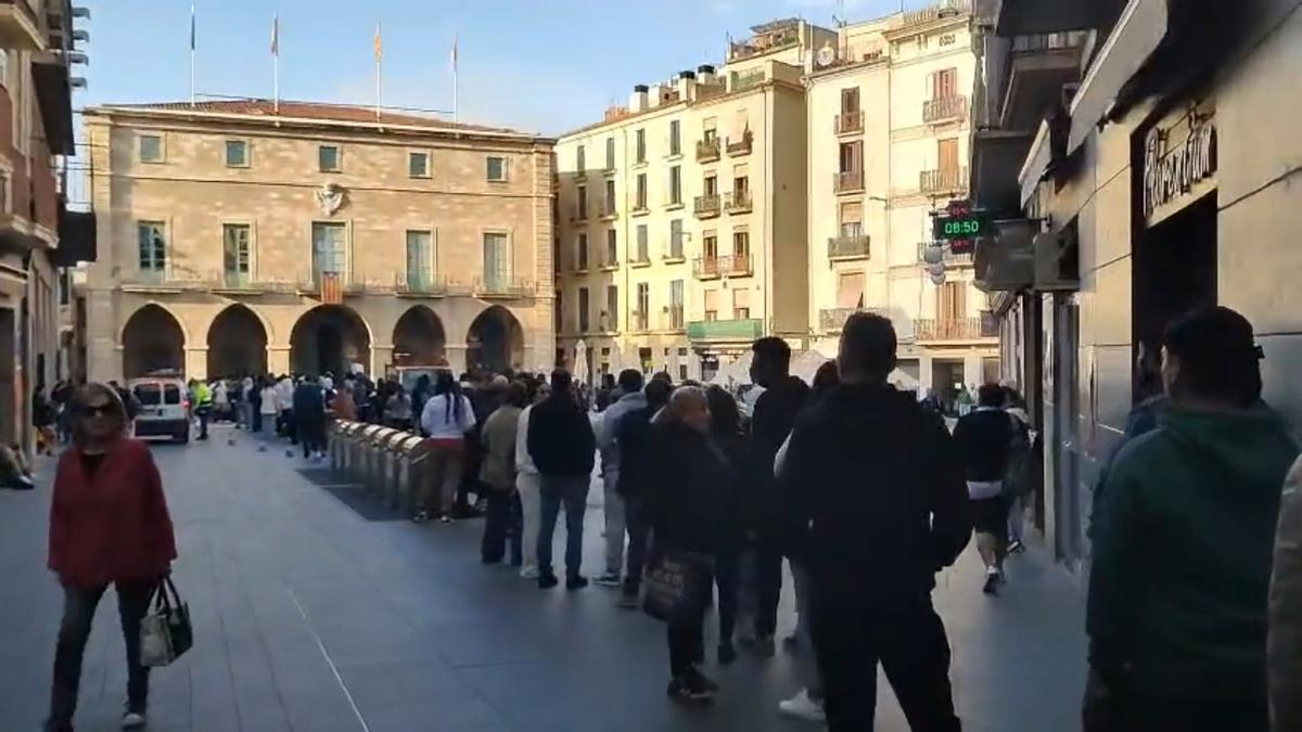 Colas interminables de inmigrantes en Manresa para regularizar su situación