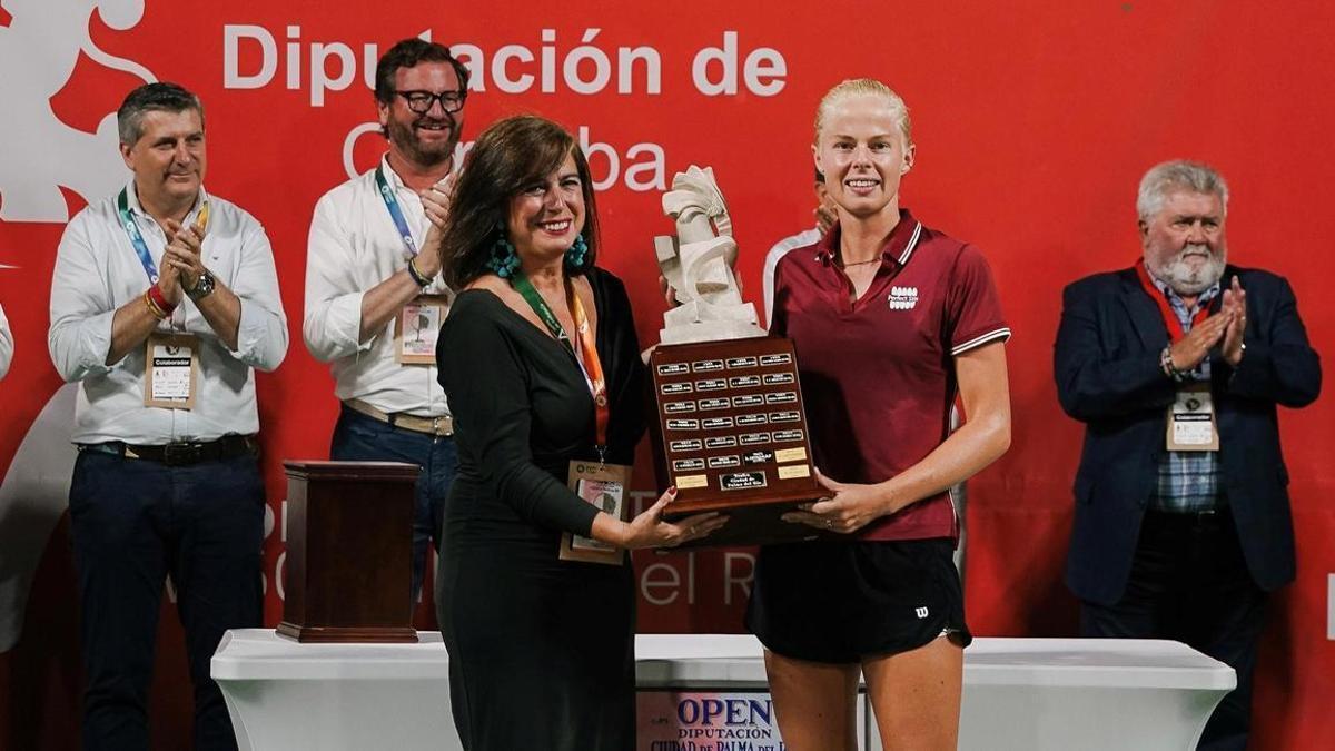 La alcaldesa de Palma del Río, Matilde Esteo, entrega el trofeo de campeona del torneo a Eva Vedder.