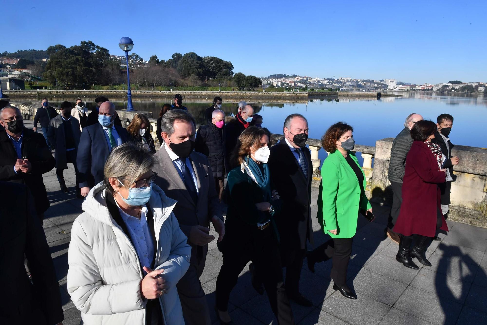 Visita oficial de autoridades con motivo de las obras de dragado de la ría de O Burgo.