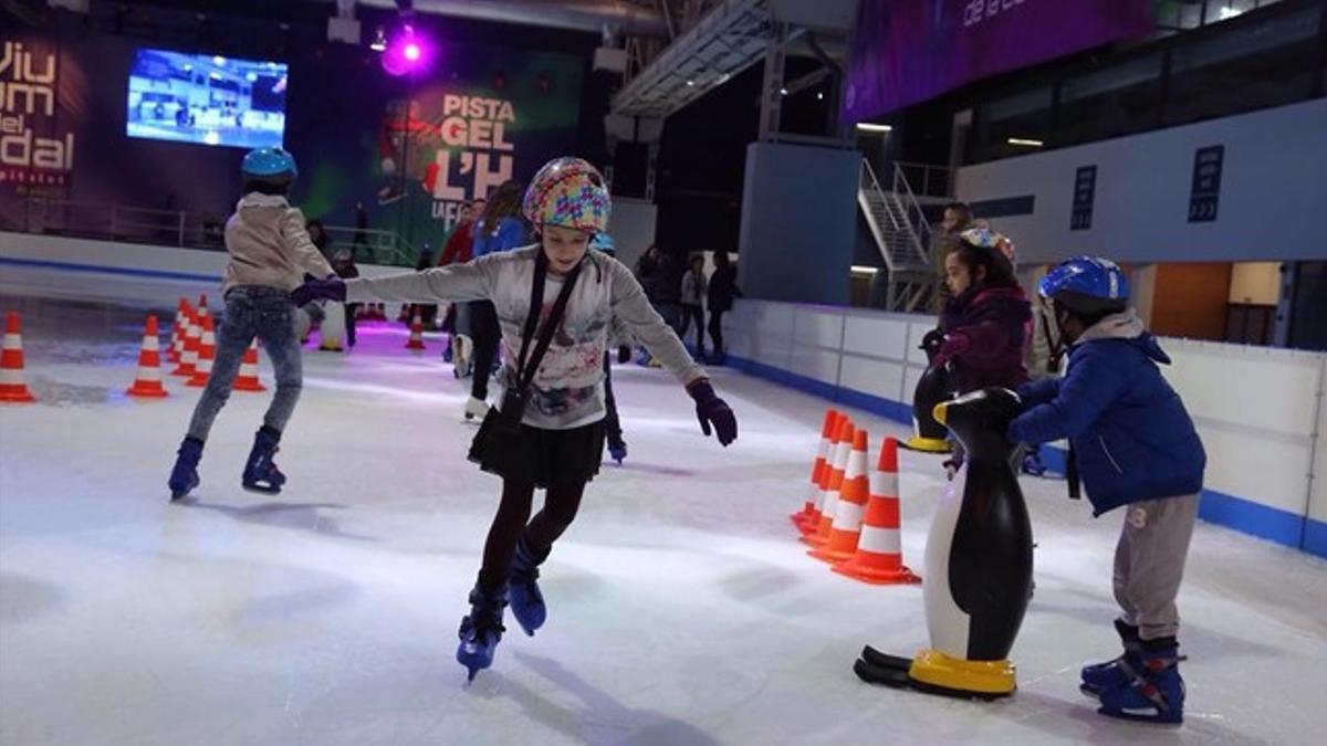 Unos niños disfrutan del patinaje en la pista de hielo de L'Hospitalet, el pasado noviembre.