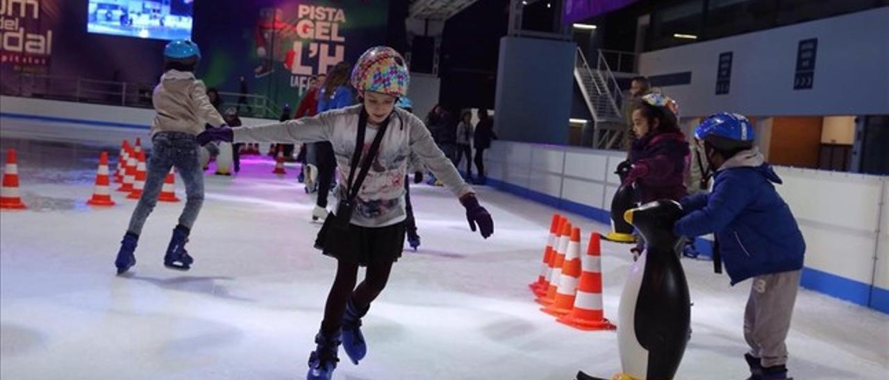 Unos niños disfrutan del patinaje en la pista de hielo de L'Hospitalet, en noviembre del año pasado.