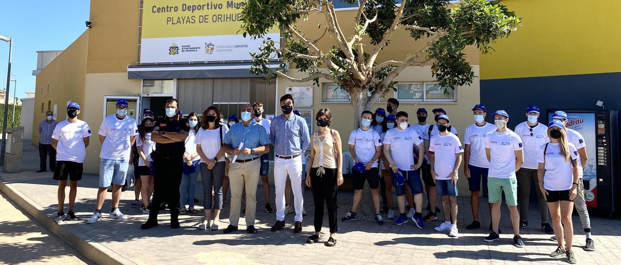 Auxiliares de playa de Orihuela, este lunes, con las autoridades municipales.