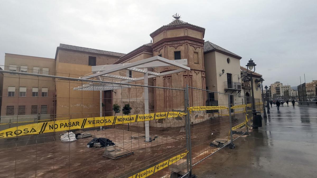 La polémica pérgola instalada junto a la iglesia de Santo Domingo.