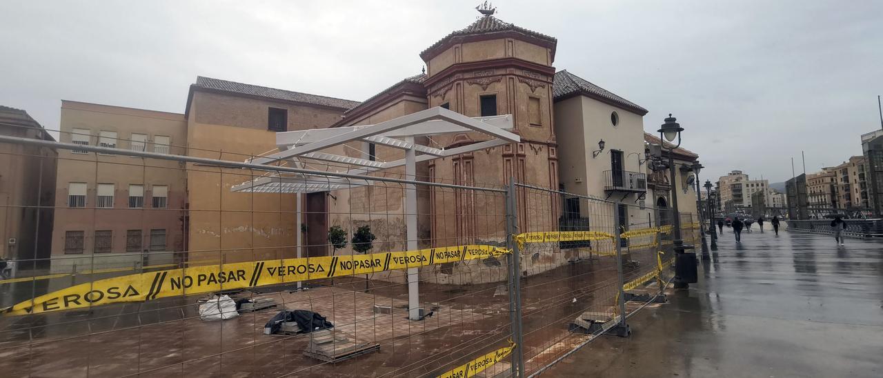 La polémica pérgola instalada junto a la iglesia de Santo Domingo.