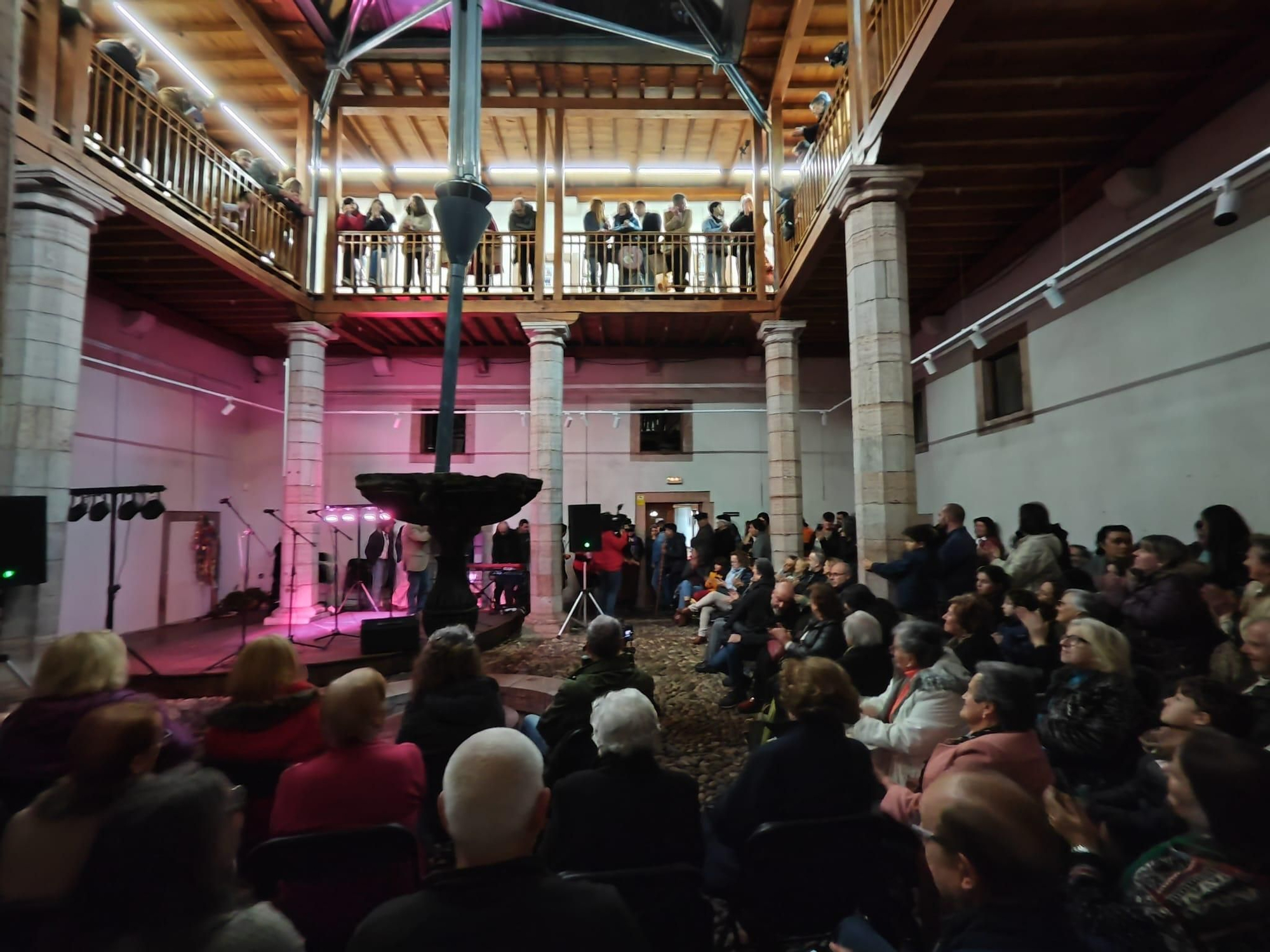En imágenes, xuntanza moscona en el palacio Miranda-Valdecarzana