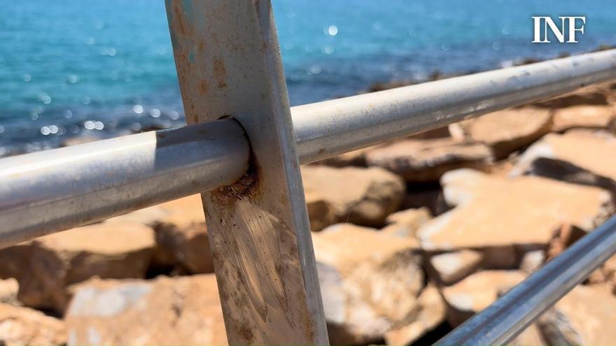 Así están las barandillas de acero inoxidable del paseo remodelado del Dique de Levante en Torrevieja a los seis meses de su reapertura