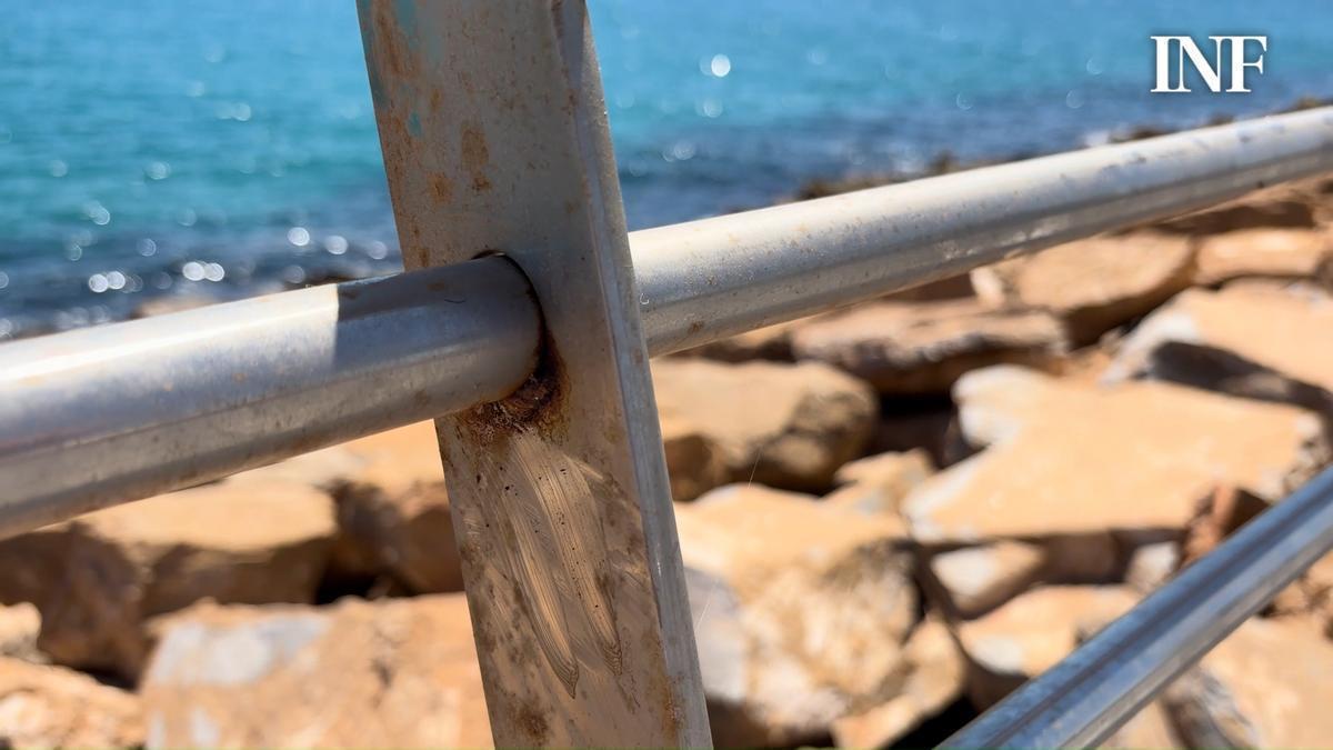 Así están las barandillas de acero inoxidable del paseo remodelado del Dique de Levante en Torrevieja a los seis meses de su reapertura