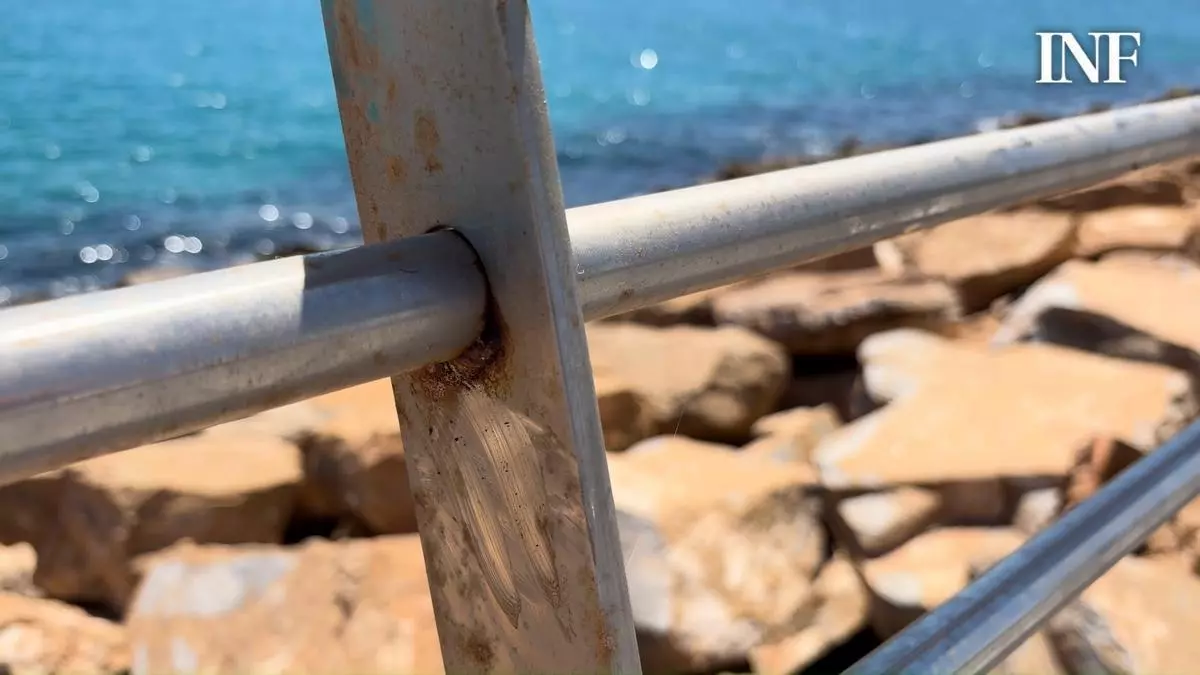 Torrevieja investiga por qué se oxida el acero “inoxidable” instalado hace solo seis meses en la renovación del paseo del dique de Levante