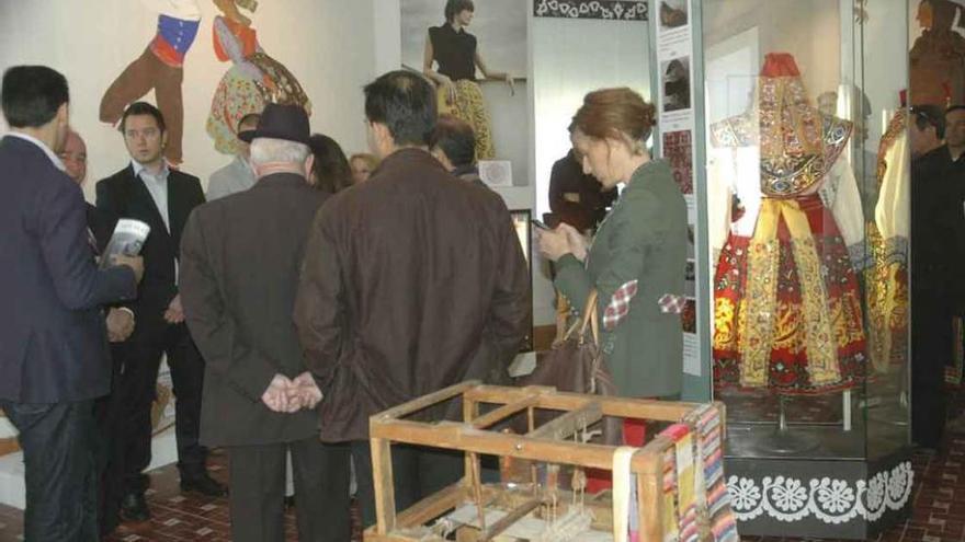 Una de las visitas al Taller de Bordados de Carbajales.