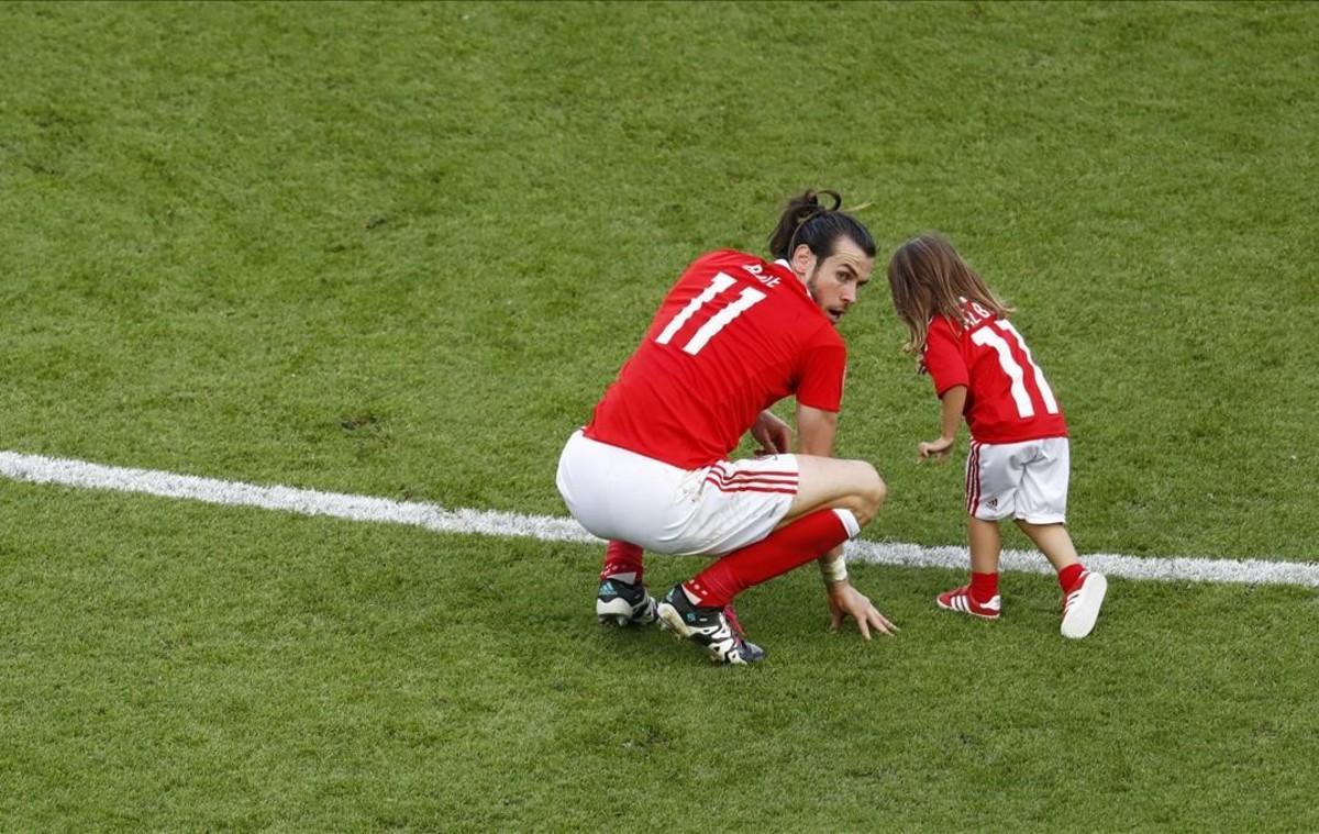  El gales Gareth Bale celebra la victoria con su hija Alba en el partido frente a Irlanda del Norte.