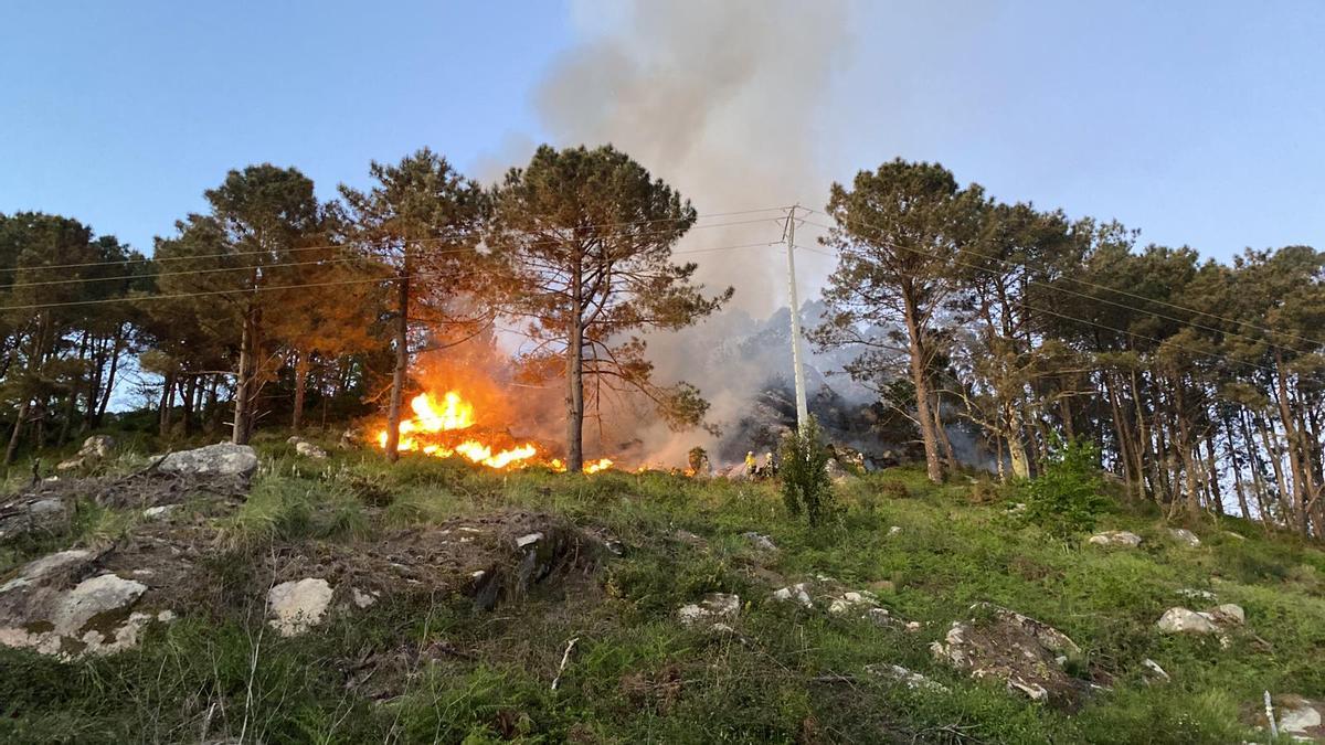 El primer incendio de la temporada en Cangas afectó a una cumbre de la sierra de A Madalena, en la parroquia de Darbo.