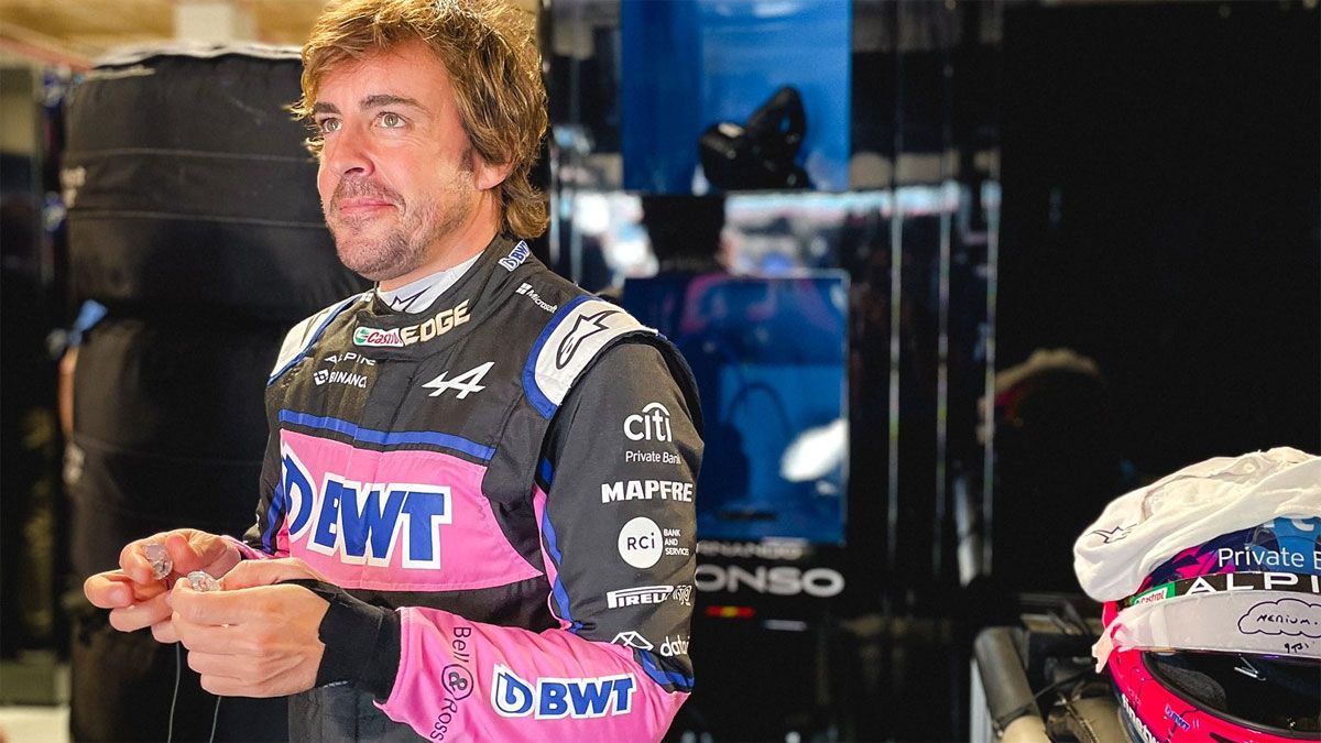 Fernando Alonso, en el box de Alpine