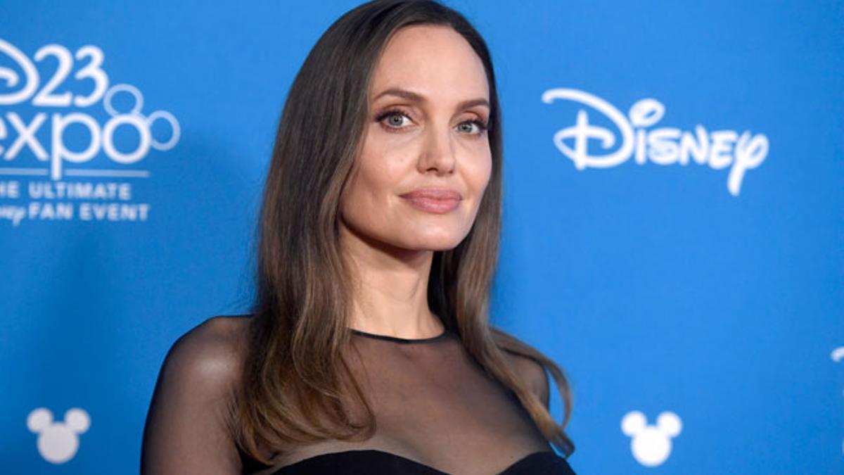 Angelina Jolie con vestido negro, midi y con abertura firmado por Versace