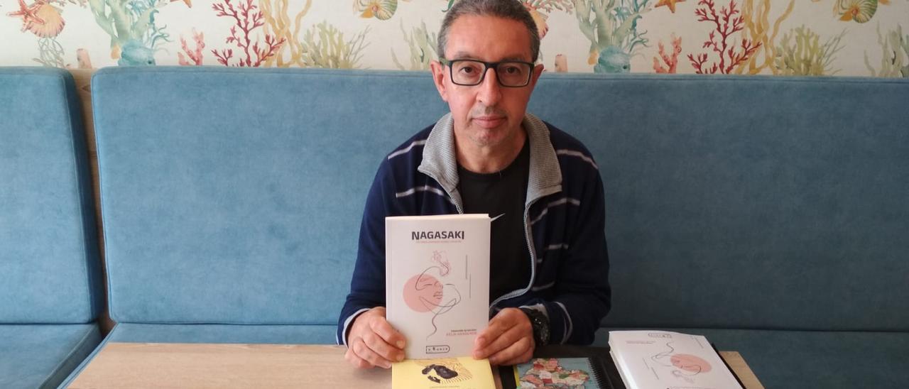 Antonio Gómez Charlín, ayer en Cambados con un ejemplar de “Nagasaki”.