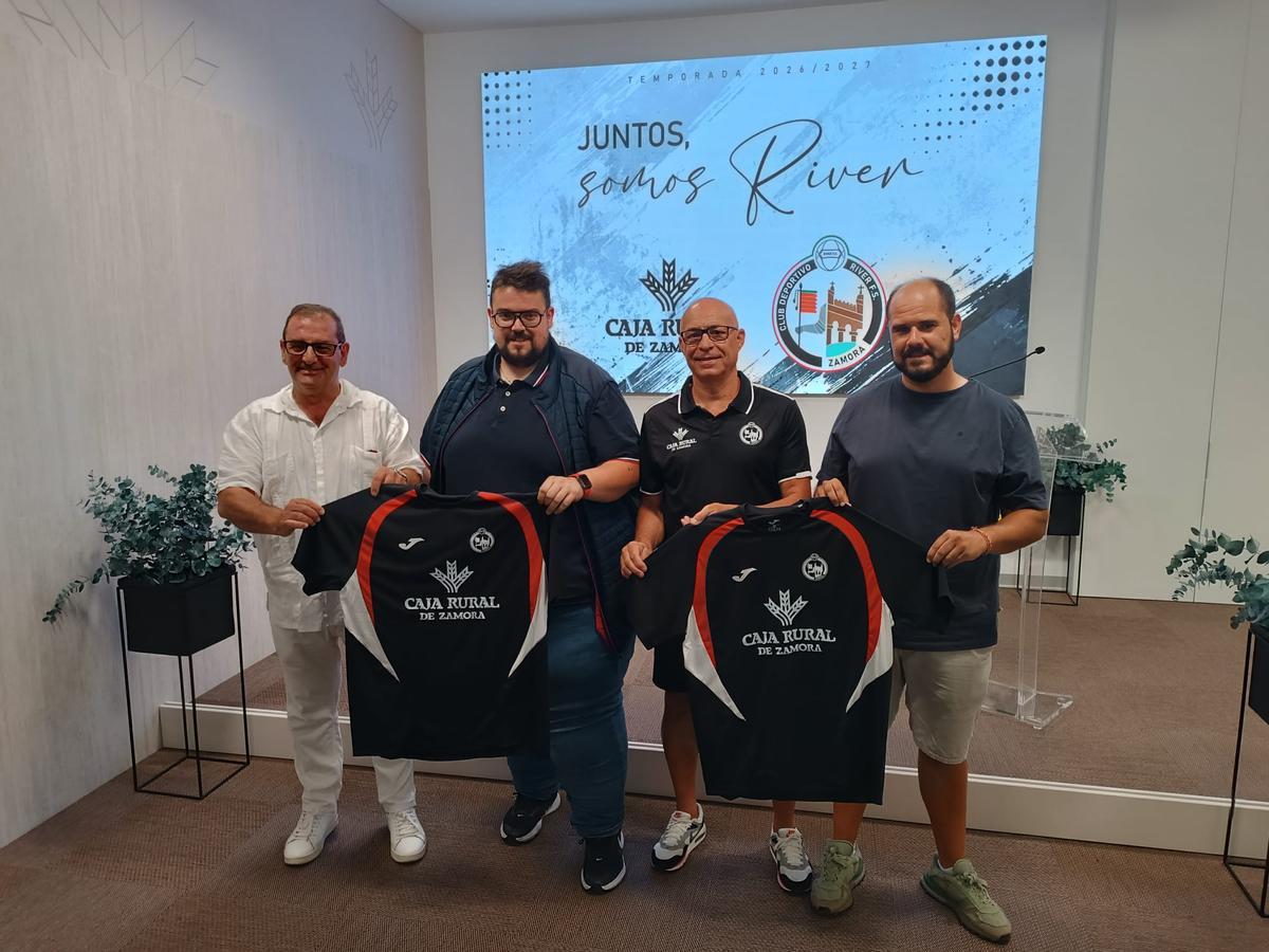 Imagen de la firma del convenio entre River Zamora y Caja Rural de Zamora.