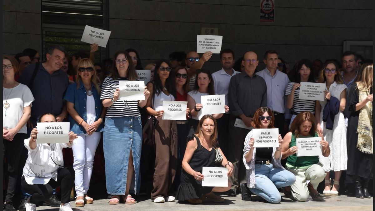 Personal de Justicia con carteles durante la protesta en la sede judicial de Ibiza.