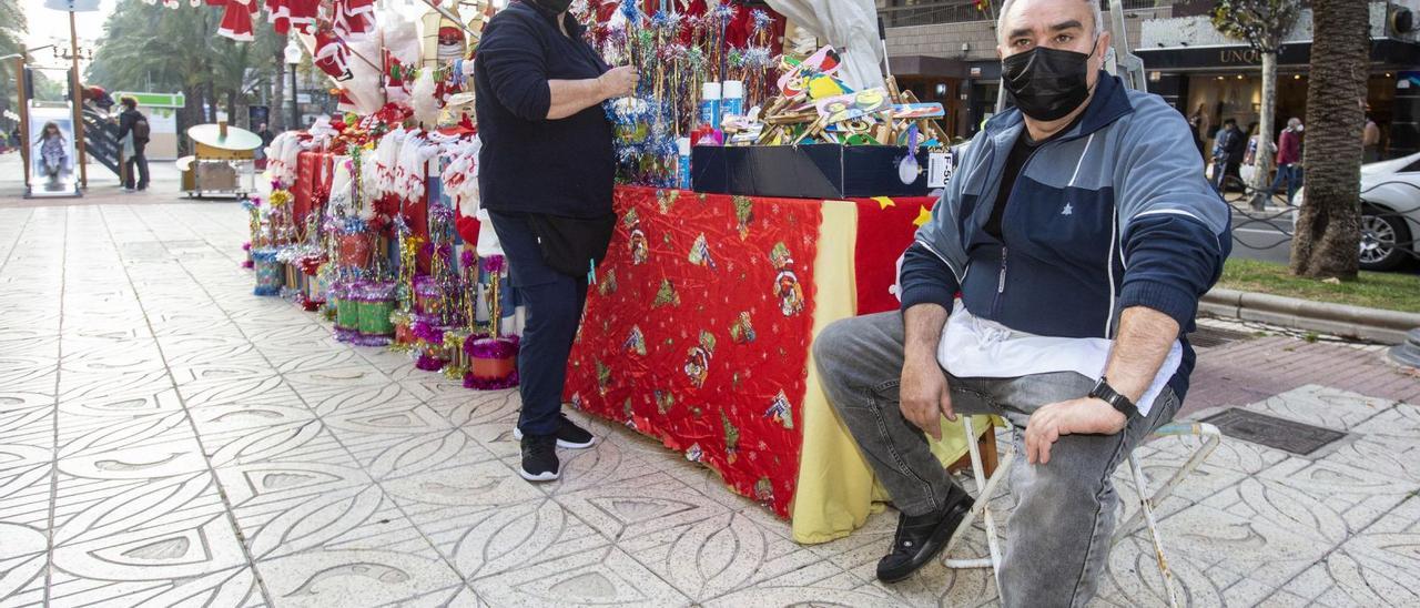 Manolo Martínez y su esposa Francisca Segura posan en su puesto del Paseo de Federico Soto, el único que se ha plantado este año en el paseo. | ALEX DOMÍNGUEZ