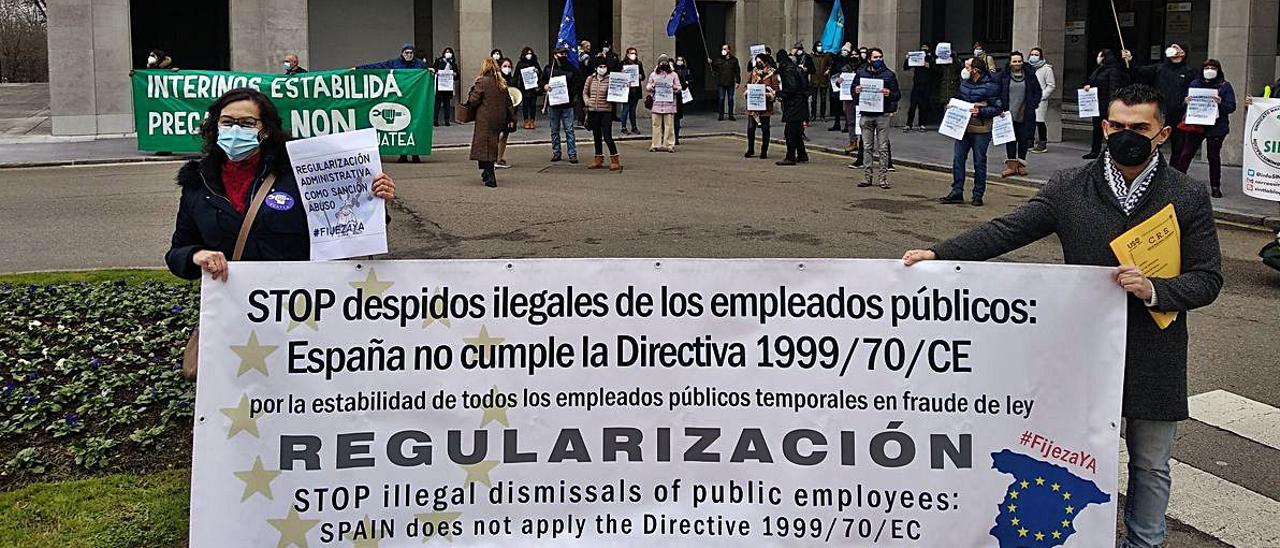 Concentración de los  interinos ante la Delegación del Gobierno en Oviedo.     J. A. A.