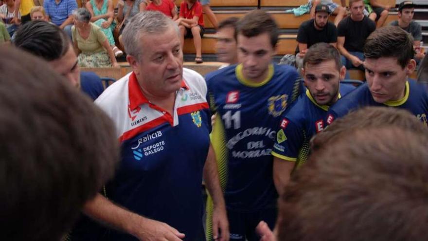 El técnico cangués, Pillo, durante un tiempo muerto de un partido de esta temporada.